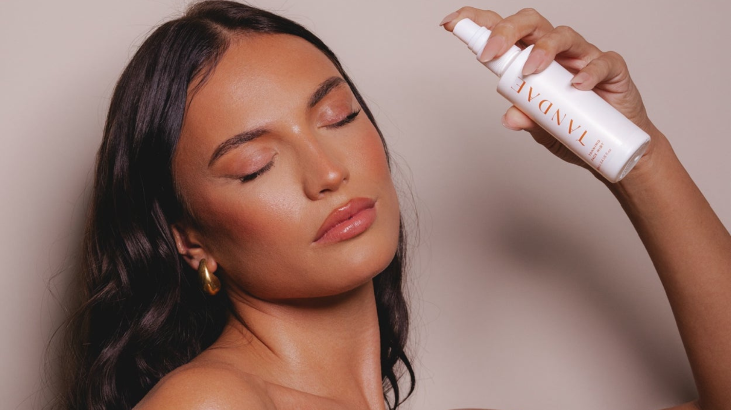 Model applying the Tandae Tanning Face Mist
